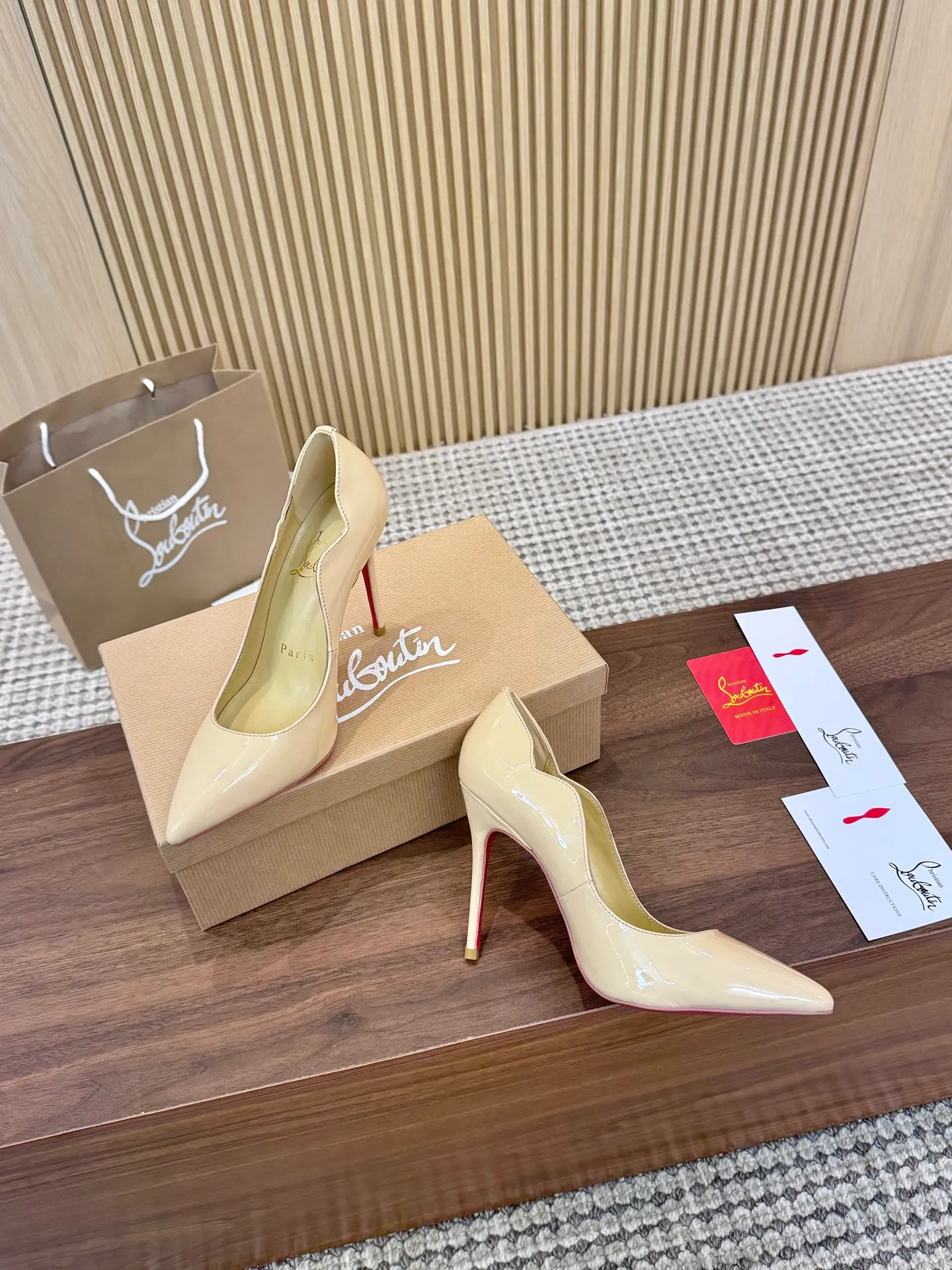 👟👟Ex-factory price 440👟👟 Genuine leather sole +40 shipped all year round 💝Christian Louboutin CL👠 "Imported cow patent leather💎 series" noble and luxurious, real blingbling✨ real materials, all customized by the pattern maker, and the materials are made of original customized materials, achieving the taste of the original 5 color options💍 Upper: Imported 👉Cow patent leather💪 Lining: Sheepskin foot pad/lining Size: 34-40.41.42 Heel height: 10.5cm and 8.5cm two options Leather sole Rubber sole